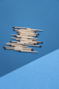 partite su sfondo blu chiaro