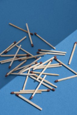 partite su sfondo blu chiaro