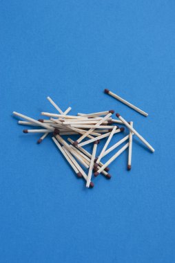 partite su sfondo blu chiaro