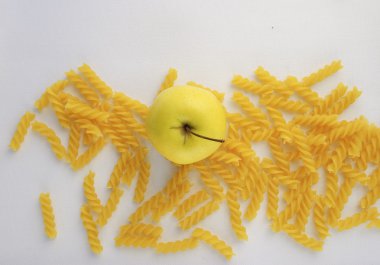 elma ve rotini makarna