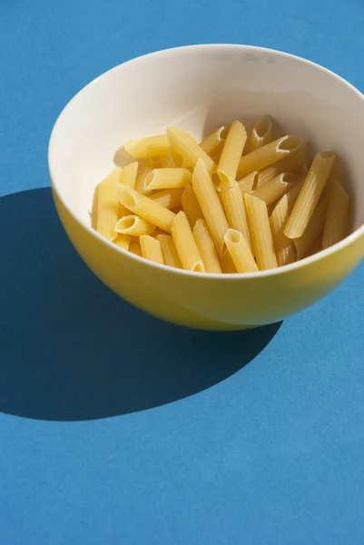 Cuenco con Penne Rigate Pasta —  Fotos de Stock