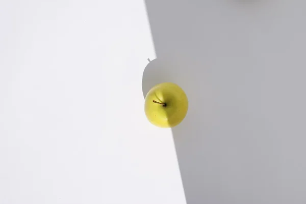 Jabłko żółte tło — Zdjęcie stockowe