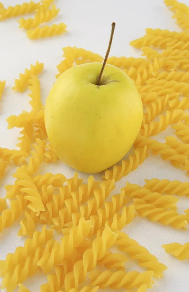Apple a rotini těstoviny — Stock fotografie