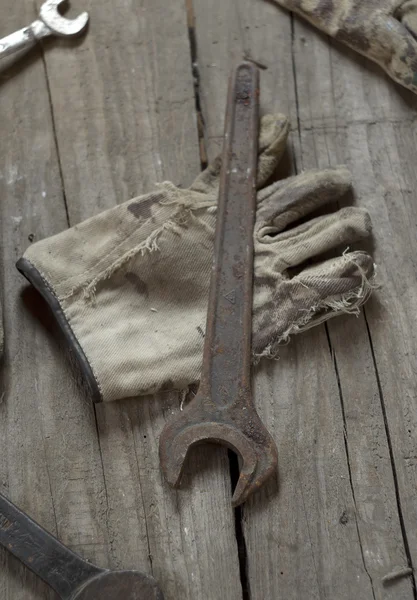 Rusty Slagmoersleutel handgereedschap en handschoenen — Stockfoto