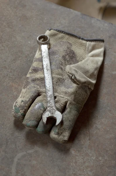 Rusty Slagmoersleutel handje en handschoenen — Stockfoto