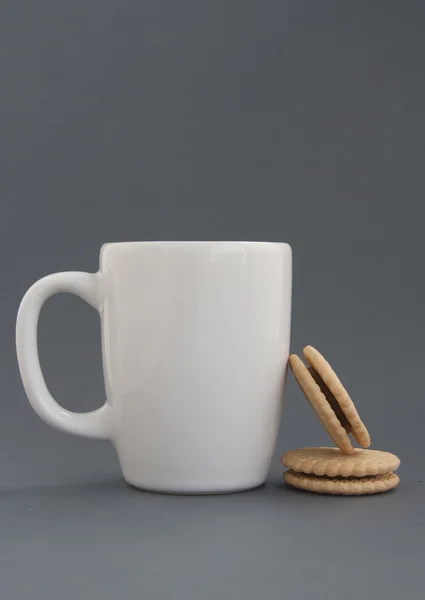 Copa de té y galletas rellenas de crema de chocolate — Foto de Stock