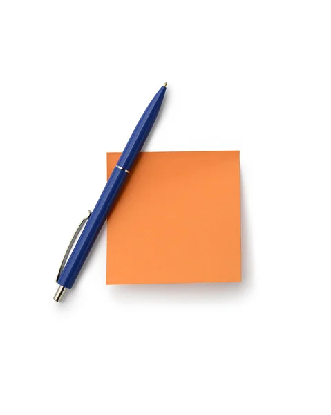 Yapışkanlı not ve izole kırpma ile beyaz arka plan üzerinde kalem — Stok fotoğraf