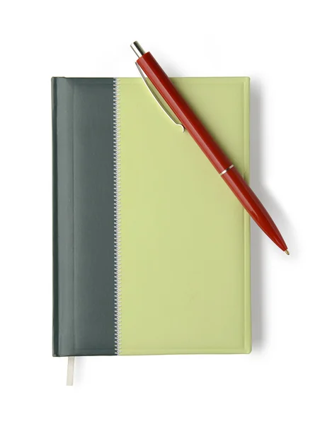 Buku catatan dan pena perak pada latar belakang putih dengan tapak kliping — Stok Foto