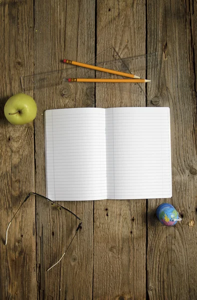 Caderno em branco e diferentes objetos escolares — Fotografia de Stock