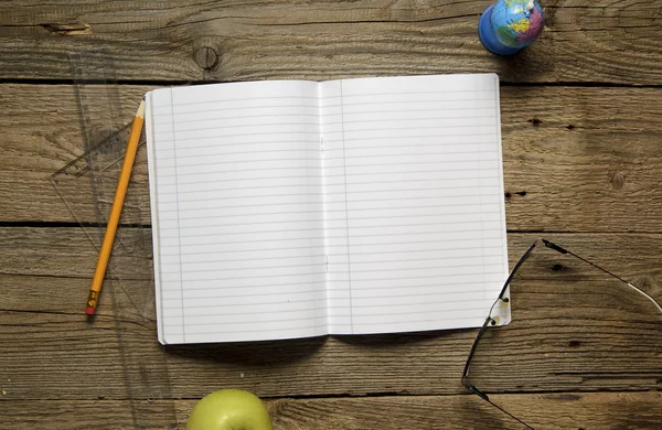 Caderno em branco e diferentes objetos escolares — Fotografia de Stock