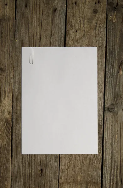 Czysty papier na ciemnym tle drewna — Zdjęcie stockowe
