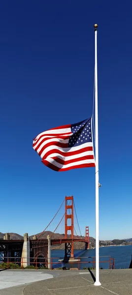 Golden Gate Bridge and USA flag — Stock Photo, Image
