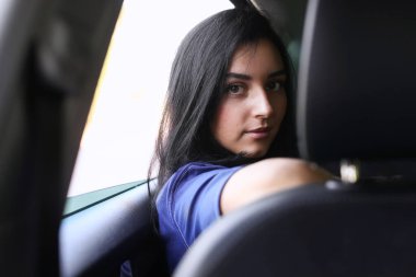 Bir yolcu olarak arabada işkadını