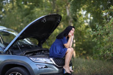 Kırık araba. Kadını bir araba servisi arıyor