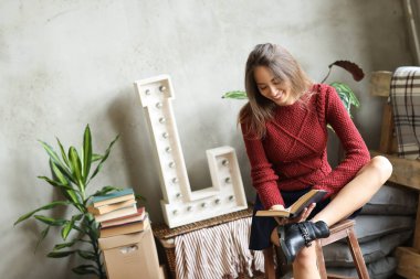 Genç kadın yeni evine taşınıyor.