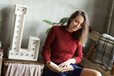 Genç kadın yeni evine taşınıyor.