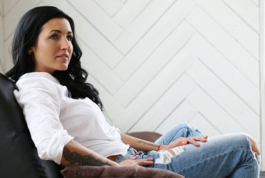 Yaşam tarzı. Evdeki güzel esmer