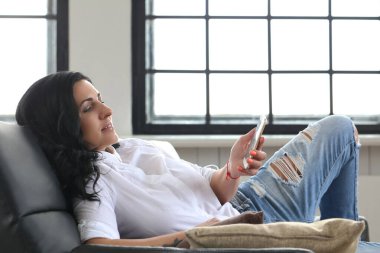 Yaşam tarzı. Evdeki güzel esmer