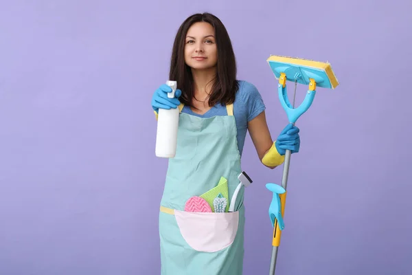 Haushalt Hausmädchen Bei Der Täglichen Arbeit — Stockfoto