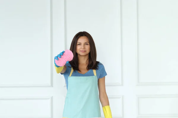 Haushalt Hausmädchen Bei Der Täglichen Arbeit — Stockfoto