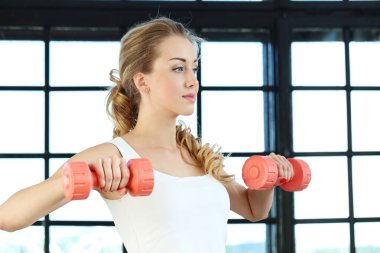 Spor. Spor salonundaki güzel kadın.
