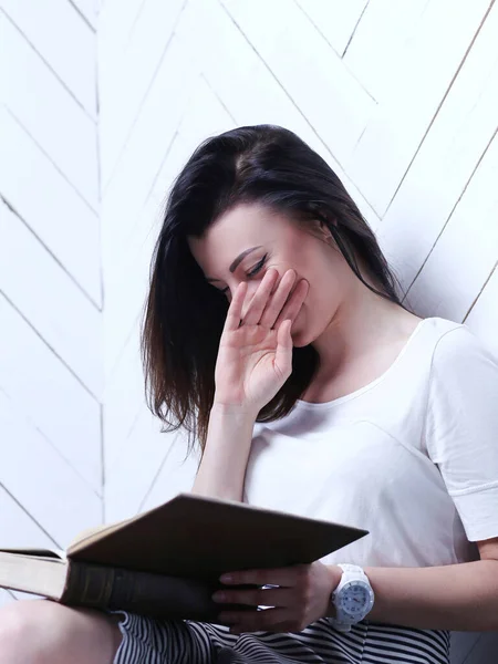 Mooie Vrouw Die Thuis Boek Leest — Stockfoto