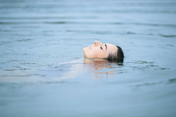 Hermosa Mujer Nadando Lago — Foto de Stock