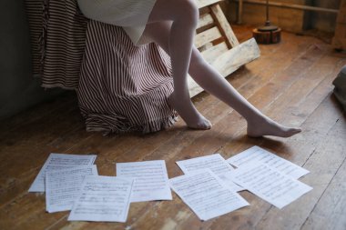 Yerde notaları olan bir müzisyen.