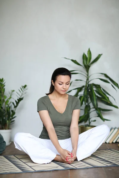 Mujer Haciendo Yoga Casa — Foto de Stock