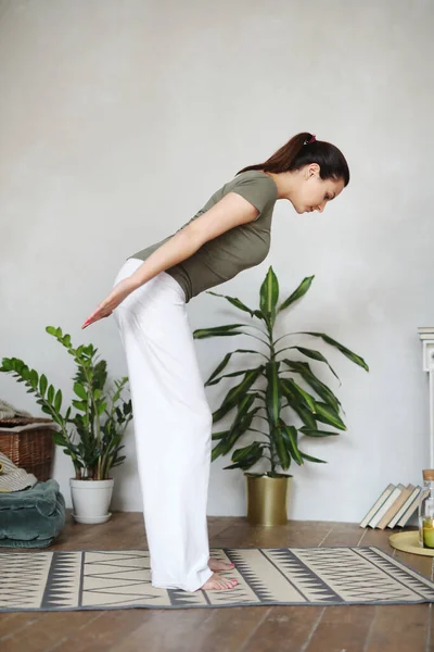 Kvinna Som Gör Yoga Hemma — Stockfoto