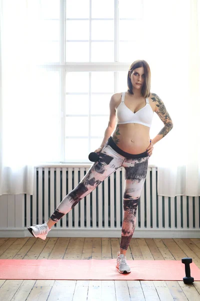 Sportive Pregnant Woman Exercising Home — Stockfoto