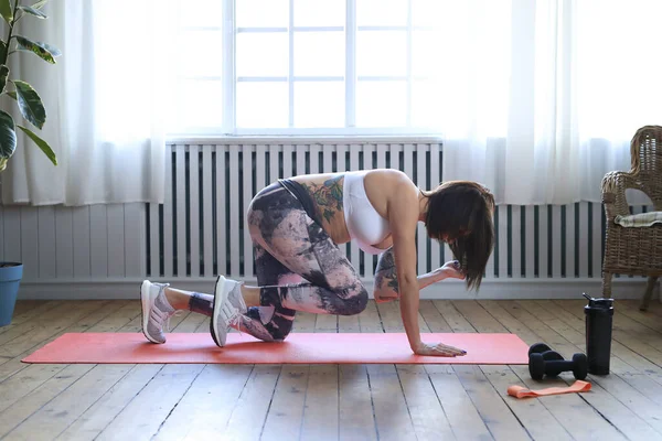 在家锻炼身体的怀孕妇女 — 图库照片