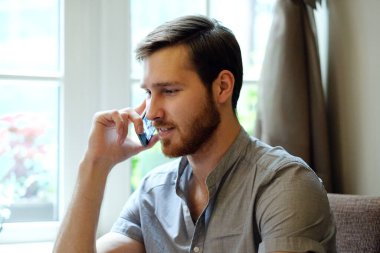 Kafede çalışan yakışıklı serbest meslek