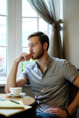 Kafede çalışan yakışıklı serbest meslek