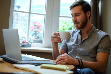 Kafede çalışan yakışıklı serbest meslek