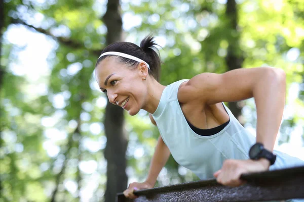 Sport Gezonde Levensstijl Concept Jonge Vrouw Workout Het Park — Stockfoto