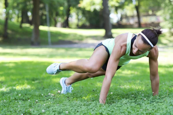 スポーツと健康的なライフスタイルの概念 公園での若い女性のワークアウト — ストック写真