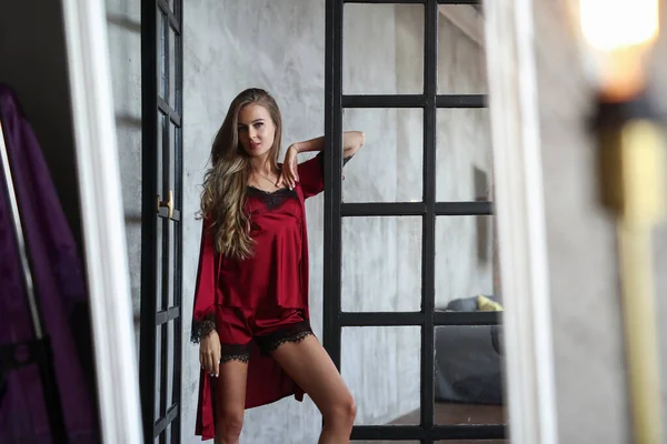 Hermosa Joven Camisón Rojo Posando Cerca Puerta Cristal Negro — Foto de Stock