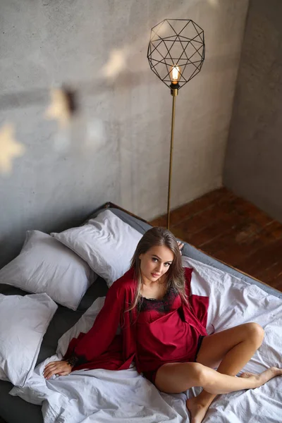 Νεαρή Όμορφη Γυναίκα Κόκκινο Νυχτικό Χαλαρώνοντας Στο Κρεβάτι Στο Άνετο — Φωτογραφία Αρχείου