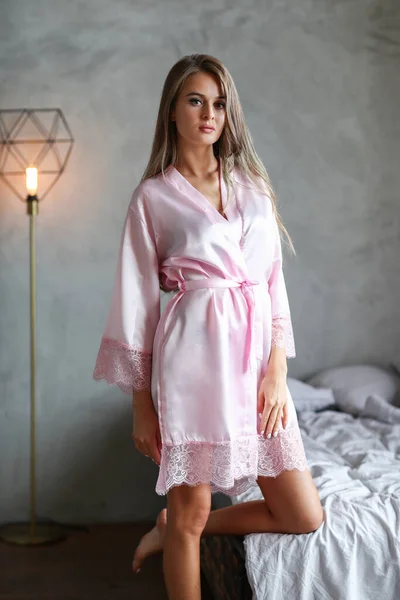 Sexy Blonde Woman Pink Nightgown Posing Cozy Appartment — ストック写真