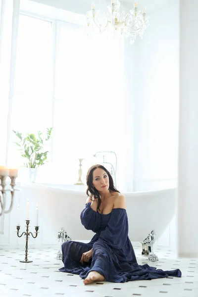 Mooie Jonge Vrouw Blauwe Jurk Poseren Luxe Badkamer — Stockfoto