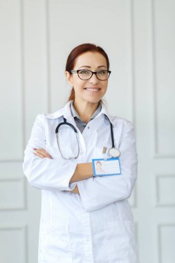 Beyaz arka plan üzerinde doktor genç kadın portresi 