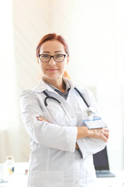 Concepto Hospital Medicina Doctora Con Cabello Jengibre Trabajando Clínica — Foto de Stock