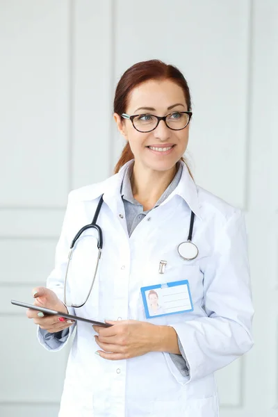 Woman Doctor Using Digital Tablet Work Hospital Medicine Concept — Foto de Stock