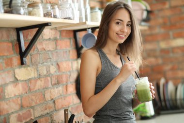 Lezzetli smoothie ile güzel bir kadın