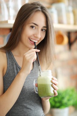 Lezzetli smoothie ile güzel bir kadın