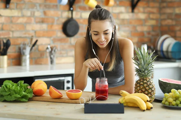 Beautiful Woman Food Vlogger Having Fun Kitchen — Stock Photo, Image