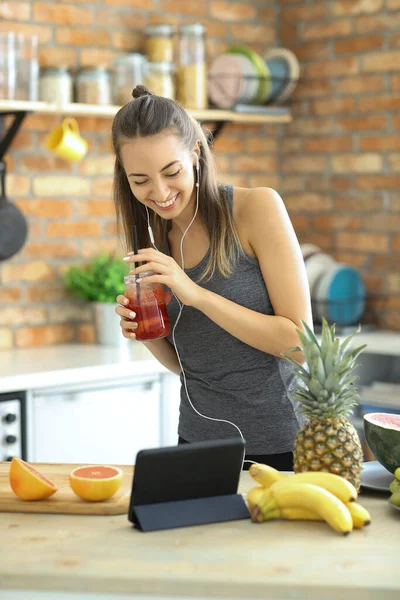 Beautiful Woman Food Vlogger Having Fun Kitchen — Stock Photo, Image