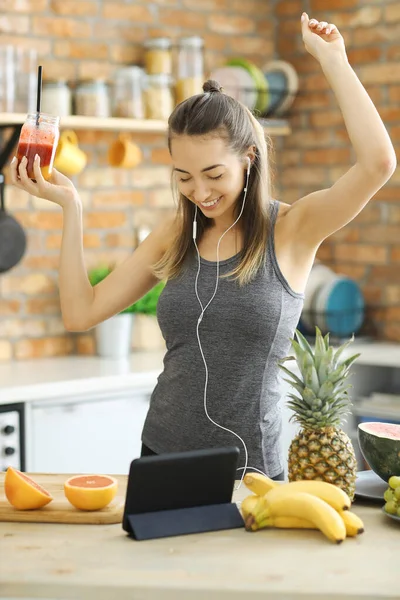 Beautiful Woman Food Vlogger Having Fun Kitchen — Stock Photo, Image