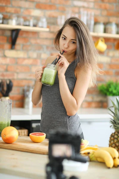 Happy Young Food Vlogger Drink Smoothie Kitchen — Stock Photo, Image
